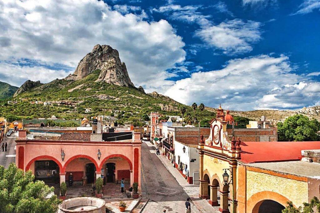 peña de bernal Lo-que-debes-visitar-en-Queretaro-trending-noticias